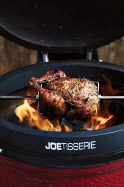Kamado Joe Drehspieß JOEtisserie® - Classic Joe - 240V 5 Kamado Joe Drehspieß JOEtisserie® - Classic Joe - 240V -Rosle Grills Geschaft 16055 Kamado Joe JoeTisserie Lifestyle
