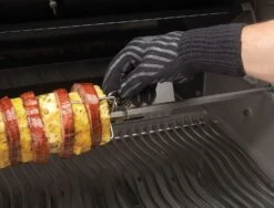 Napoleon BBQ Grillhandschuh Aramid Mit Silikon (1 Stück) -Rosle Grills Geschaft 62145 grilling gloves in use napoleon grills 1