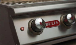 BULL Angus - Gasgrill Mit Infrarot Backburner Und Rotisserie 12 BULL Angus - Gasgrill Mit Infrarot Backburner Und Rotisserie -Rosle Grills Geschaft BULL Grills Bedienblende 1