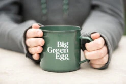 Big Green Egg Emaillebecher -Rosle Grills Geschaft Big Green Egg Emaille Becher Lifestyle 01