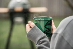 Big Green Egg Emaillebecher -Rosle Grills Geschaft Big Green Egg Emaille Becher Lifestyle 02