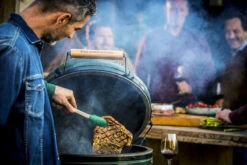 Big Green Egg Large Keramikgrill Starter - Paket -Rosle Grills Geschaft Big Green Egg Keramikgrill Premium Deckelgriff Logo