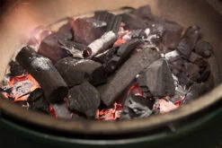 Big Green Egg Holzkohle Wildfire 5 Kg Karton - Kräuterbaum 5 Big Green Egg Holzkohle Wildfire 5 Kg Karton - Kräuterbaum -Rosle Grills Geschaft Big Green Egg Wildfire Aroma Holzkohle abbrand