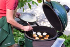 Big Green Egg Grillplatte Gusseisen 2XL / XLarge / Large -Rosle Grills Geschaft Big Green Egg Zubereitung Apfel 117656 1