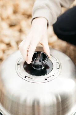 Cobb Grill Premier AIR Deluxe Holzkohlegrill - Inkl. Tragetasche, Grillplatte, Bratenrost, 1x Cobble Stones 6er -Rosle Grills Geschaft Cobb Grill Premier AIR Deluxe Deckel Ventil 1