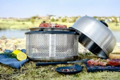 Cobb Grill Premier AIR Deluxe Holzkohlegrill - Inkl. Tragetasche, Grillplatte, Bratenrost, Wok, 1x Cobble Stones 6er -Rosle Grills Geschaft Cobb Premier Air Deluxe Campinggrill Lifestyle 7