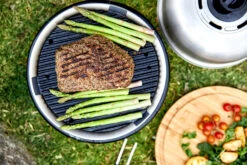 Cobb Grill Premier AIR Deluxe Holzkohlegrill - Inkl. Tragetasche, Grillplatte, Bratenrost, Pfanne, 1x Cobble Stones 6er -Rosle Grills Geschaft Cobb Premier Air Deluxe Lifestyle 4