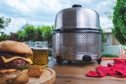 Cobb Grill Premier+ Gas Deluxe Gasgrill 50mbar - Inkl. Tragetasche, Grillplatte, Bratenrost, Pizzastein -Rosle Grills Geschaft Cobb Premier Plus Deluxe Tischgrill Lifestyle 7