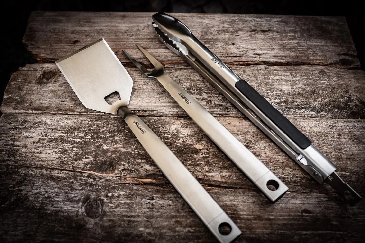 Grillfürst Premium Edelstahl Grillbesteck Set Mit Grillzange, -Wender Und -Gabel In Geschenkverpackung 6 Grillfürst Premium Edelstahl Grillbesteck Set Mit Grillzange, -Wender Und -Gabel In Geschenkverpackung – Bild 6