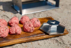 Fennek Smasher / Grillgewicht Edelstahl -Rosle Grills Geschaft Fennek Burger Smasher Patties vorbereitet