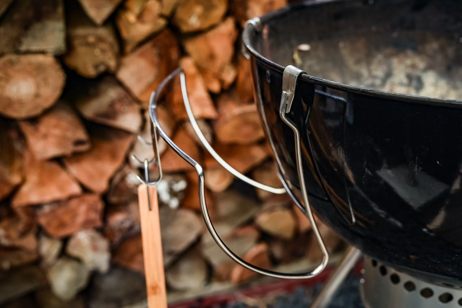 Grillfürst Deckelhalter Und Besteckhalter Kombination Für Kugelgrills 3 Grillfürst Deckelhalter Und Besteckhalter Kombination Für Kugelgrills – Bild 3