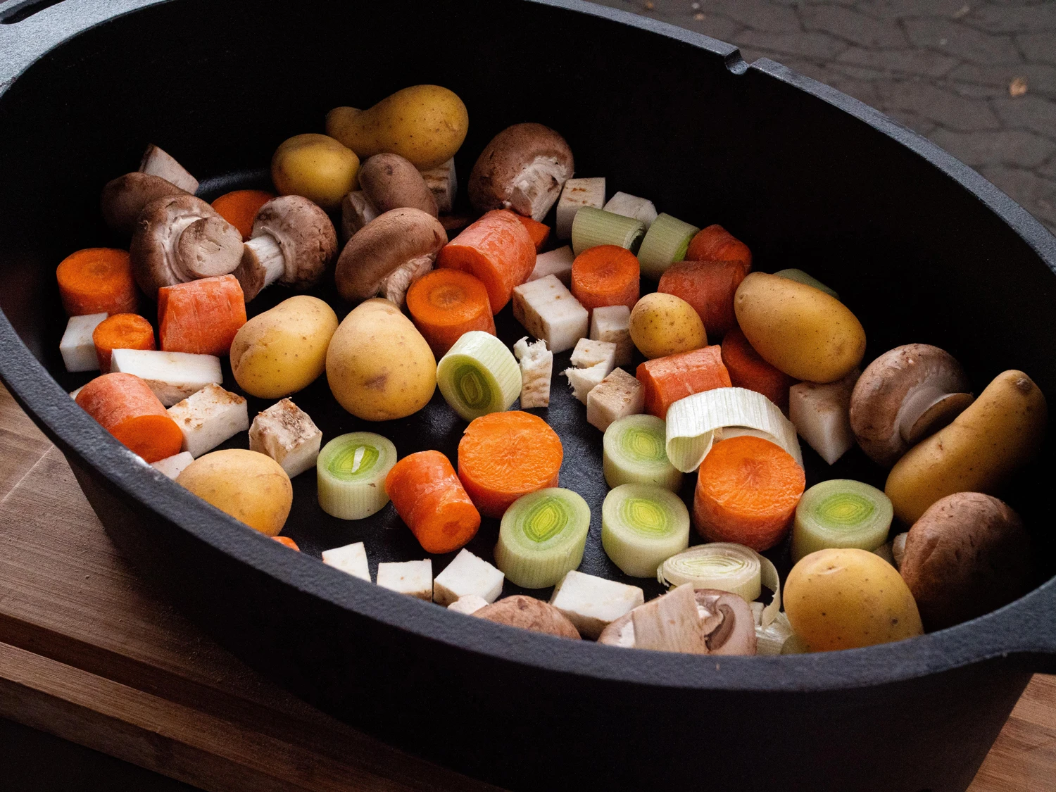 Grillfürst Dutch Oven BBQ Edition DO 6,5 Flach / Oval Für Grillfürst Grills, Weber Spirit, Weber Genesis, Broil King Signet, Broil King Monarch 9 Grillfürst Dutch Oven BBQ Edition DO 6,5 Flach / Oval Für Grillfürst Grills, Weber Spirit, Weber Genesis, Broil King Signet, Broil King Monarch – Bild 9