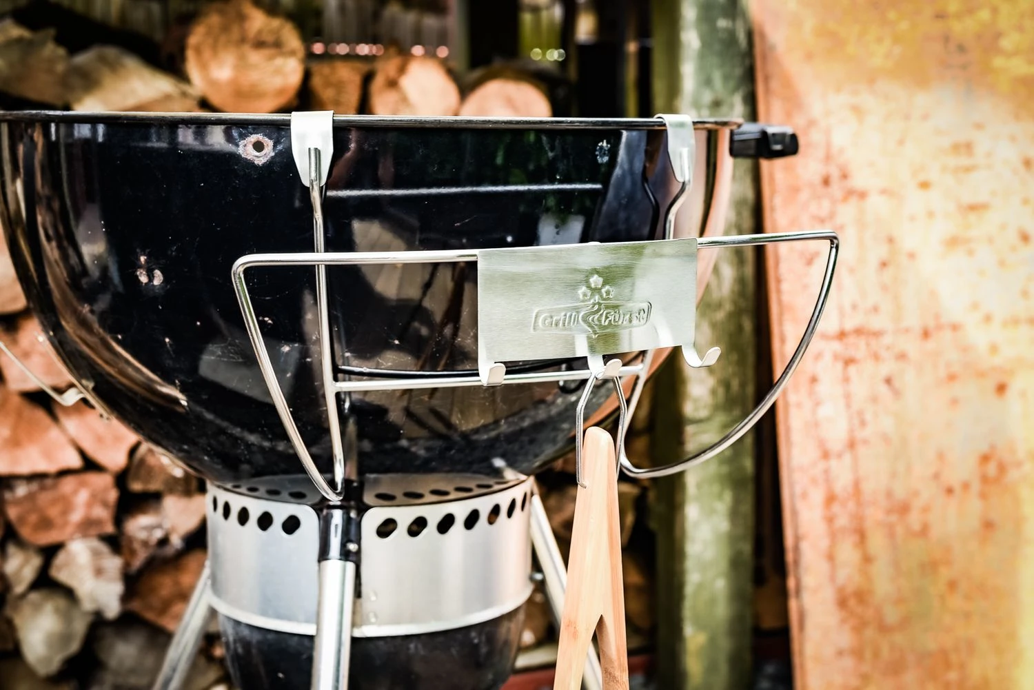 Grillfürst Deckelhalter Und Besteckhalter Kombination Für Kugelgrills 1 Grillfürst Deckelhalter Und Besteckhalter Kombination Für Kugelgrills