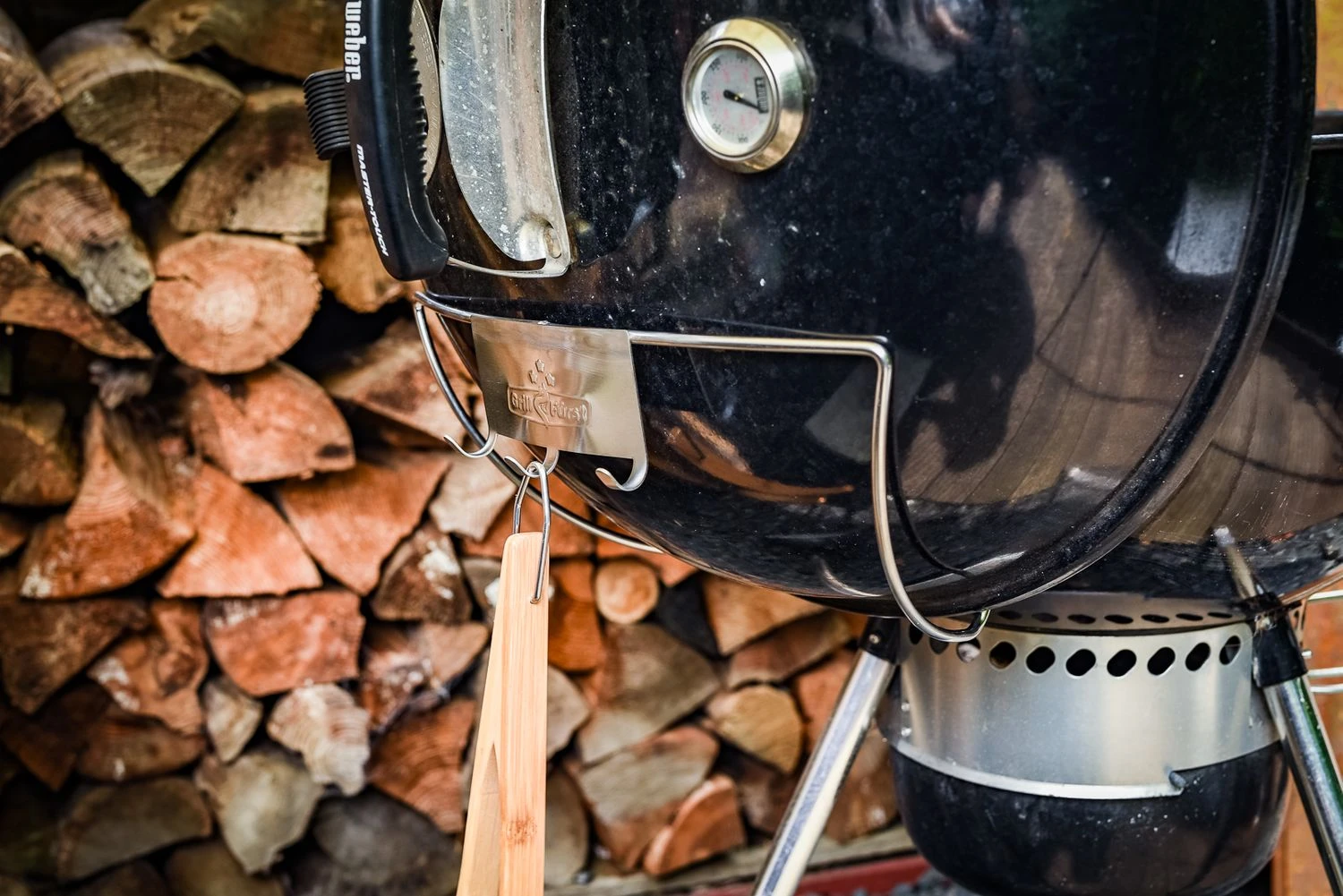 Grillfürst Deckelhalter Und Besteckhalter Kombination Für Kugelgrills 2 Grillfürst Deckelhalter Und Besteckhalter Kombination Für Kugelgrills – Bild 2