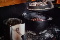 Grillfürst Dutch Oven Tisch / Dutch Oven Station Mit Windschild 7 Grillfürst Dutch Oven Tisch / Dutch Oven Station Mit Windschild -Rosle Grills Geschaft Grillfuerst Dutch Oven Anzuendkamin Feuertisch