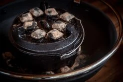 Grillfürst Dutch Oven BBQ Edition DO4 -Rosle Grills Geschaft Grillfuerst Dutch Oven BBQ Edition Briketts web