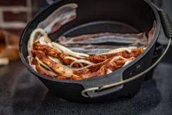 Grillfürst XXL Dutch Oven Set: Starterpaket Gusseisen - X-DEAL Mit 2 X Dutch Oven, 2 X Gusseisen Pfanne, 2x Tragetasche, Ringreiniger, Gusseisen Pflege Und Bambus-Kochlöffel -Rosle Grills Geschaft Grillfuerst Dutch Oven Rezept Schichtfleisch