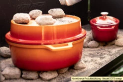 Grillfürst Emaillierter Dutch Oven Ohne Füsse DO9 - Rot -Rosle Grills Geschaft Grillfuerst Dutch Oven emailliert Beispiel DO7 5 orange Briketts 4