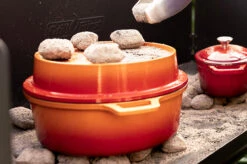 Grillfürst Emaillierter Dutch Oven Ohne Füsse DO7,5 - Orange 8 Grillfürst Emaillierter Dutch Oven Ohne Füsse DO7,5 - Orange -Rosle Grills Geschaft Grillfuerst Dutch Oven farbig Beispiel DO7 5 orange Mood Briketts
