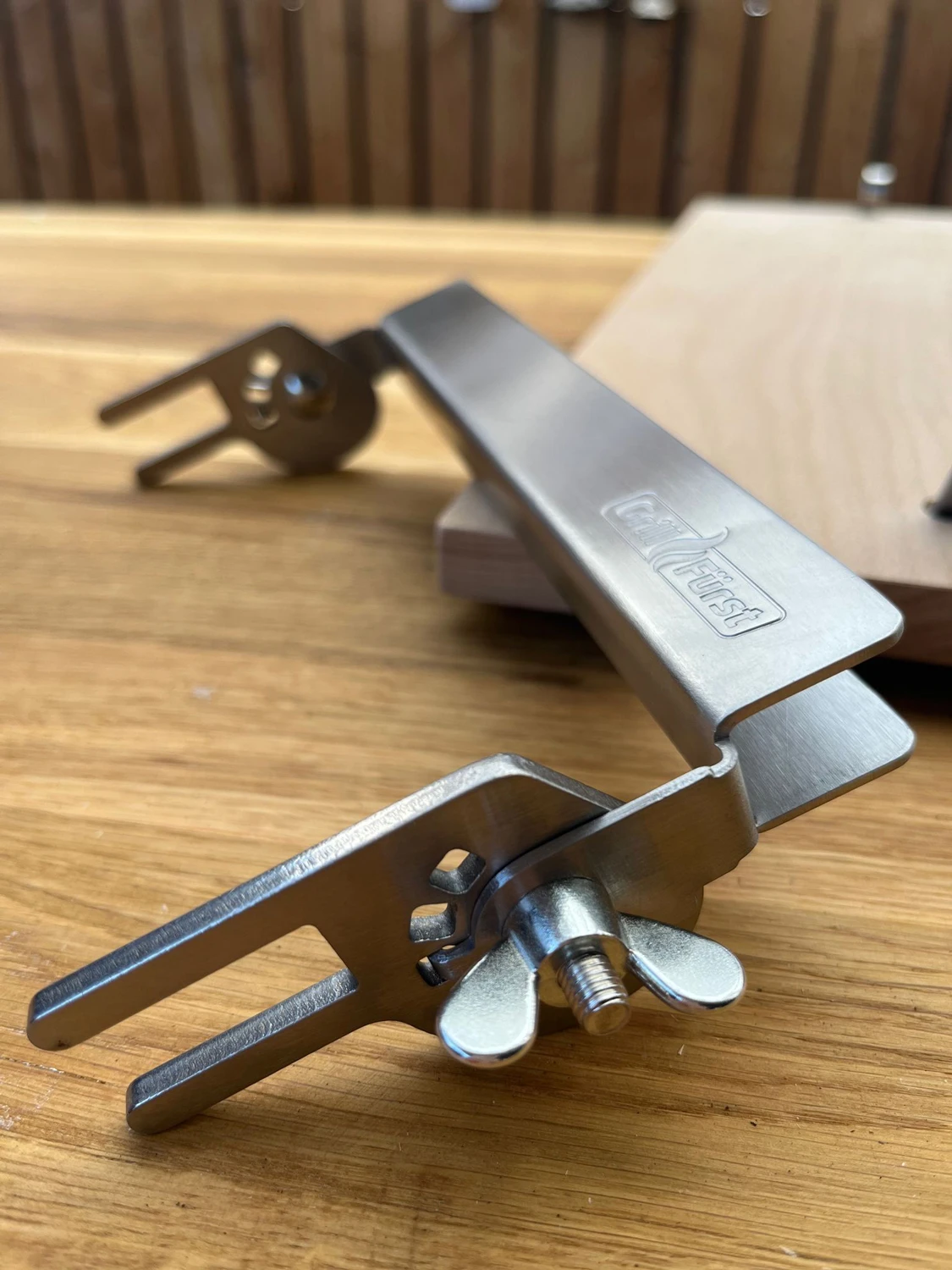 Grillfürst Flammlachsbrett Buche 19 X 50 Cm Schraub-Variante - Mit Optimierter Halterung 7 Grillfürst Flammlachsbrett Buche 19 X 50 Cm Schraub-Variante - Mit Optimierter Halterung – Bild 7