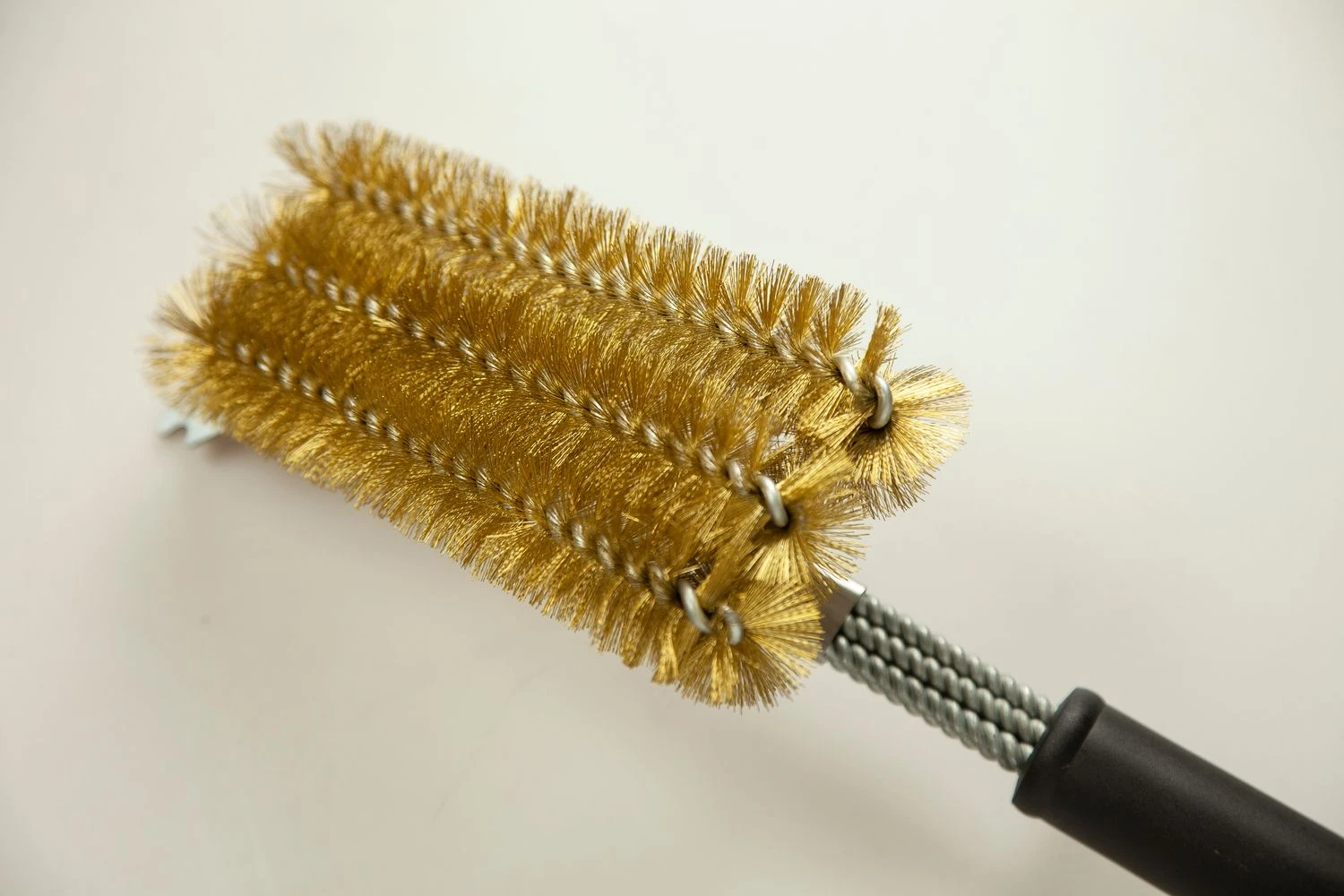 Grillfürst Grillbürste Messing Für Gusseisen Roste, Mit Langem 3-fach Bürstenkopf Und Schaber 2 Grillfürst Grillbürste Messing Für Gusseisen Roste, Mit Langem 3-fach Bürstenkopf Und Schaber – Bild 2