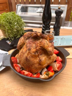 Grillfürst Hähnchenbräter / Hähnchenhalter Gusseisen - Mit Flüssigkeitsbehälter -Rosle Grills Geschaft Grillfuerst Gusseisen Haehnchenhalter Gusspfanne 1