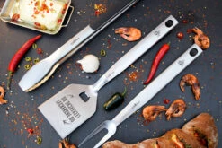 Grillfürst Premium Grillbesteck Set Mit Grillzange, -Wender Und -Gabel - 1. FC Köln Edition 16 Grillfürst Premium Grillbesteck Set Mit Grillzange, -Wender Und -Gabel - 1. FC Köln Edition -Rosle Grills Geschaft Grillfuerst Premium Grillbesteck Set Koeln Edition