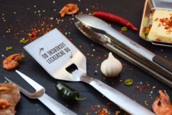 Grillfürst Premium Grillbesteck Set Mit Grillzange, -Wender Und -Gabel - 1. FC Köln Edition 17 Grillfürst Premium Grillbesteck Set Mit Grillzange, -Wender Und -Gabel - 1. FC Köln Edition -Rosle Grills Geschaft Grillfuerst Premium Grillwender FC Koeln