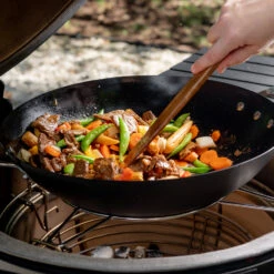 Kamado Joe Karbonstahl Wok -Rosle Grills Geschaft Kamado Joe Wok Karbonstahl Mood01