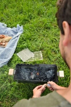 Knister Grill Original - Ausziehbarer Holzkohle Kompaktgrill -Rosle Grills Geschaft Knister auf der Wiese
