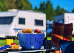 LotusGrill Classic - Holzkohle Tischgrill - Tiefblau Inkl. Tasche 7 LotusGrill Classic - Holzkohle Tischgrill - Tiefblau Inkl. Tasche -Rosle Grills Geschaft LotusGrill Ambiente Campingplatz