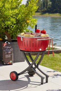 LotusGrill XXL - Holzkohle Grillstation - Feuerrot 8 LotusGrill XXL - Holzkohle Grillstation - Feuerrot -Rosle Grills Geschaft LotusGrill XXL Feuerrot Fahrbar Kugelgrill