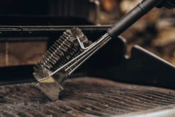 Moesta Profi BBQ- / Grillbürste No.1 -Rosle Grills Geschaft Moesta Grillbuerste no1 Anwendung 10218 Schaber