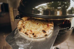 Moesta Smokin' PizzaRing – Für 58 Cm Kugelgrill -Rosle Grills Geschaft Moesta Pizzaring Pizza backen 1