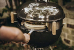 Moesta Smokin' PizzaRing - Komplettpaket XL (50 Cm) Batterie 10 Moesta Smokin' PizzaRing - Komplettpaket XL (50 Cm) Batterie -Rosle Grills Geschaft Moesta Pizzaring Pizzaset Anwendung03 4