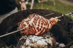 Moesta Rotisserie Set Mit 230 V Motor - Für 47 Und 50cm PizzaRing 10 Moesta Rotisserie Set Mit 230 V Motor - Für 47 Und 50cm PizzaRing -Rosle Grills Geschaft Moesta Rotisserie Anwendung knuspriger Braten 10566