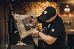 Moesta Pelletgrill Sheriff - Ohne Ablagebrett -Rosle Grills Geschaft Moesta Sheriff Pelletgrill pellets einfuellen 10593 3