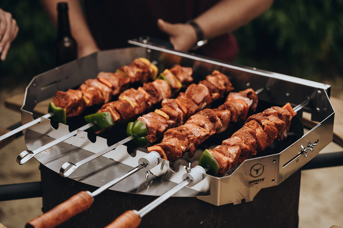 Moesta Turnado – Elektrischer Spießdreher Mit Batterie – Für 57 Cm + 60 Cm Kugelgrills 2 Moesta Turnado – Elektrischer Spießdreher Mit Batterie – Für 57 Cm + 60 Cm Kugelgrills – Bild 2