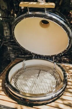 Monolith Grill LeCHEF BBQ GURU - PRO-Serie 2.0 Schwarz - MIT Gestell Und Seitentischen - Inkl. DigiQ Controller Set -Rosle Grills Geschaft Monolith Le Chef Deckel offen Keramikgrill 3