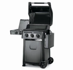 Napoleon Freestyle 365 Gasgrill, Graphit - Mit Seitenbrenner - Modell 2023 - X-DEAL Inkl. Drehspiess -Rosle Grills Geschaft Napoleon Freestyle 365 SB Seite abgeklappt 1