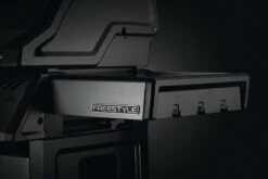 Napoleon Freestyle 365 Gasgrill, Graphit - Mit Sizzle Zone Und Tür - Modell 2023 NEU -Rosle Grills Geschaft Napoleon Freestyle 365 Sizzle Zone Tuer Seitenablage
