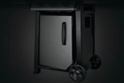 Napoleon Freestyle 365 Gasgrill, Graphit - Mit Sizzle Zone Und Tür - Modell 2023 NEU -Rosle Grills Geschaft Napoleon Freestyle 365 Sizzle Zone Tuer offen