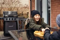 Napoleon Freestyle 425 Gasgrill, Graphit - Mit Sizzle Zone - X-DEAL Inkl. Grillplatte Und Plancha Tool-Set 36 Napoleon Freestyle 425 Gasgrill, Graphit - Mit Sizzle Zone - X-DEAL Inkl. Grillplatte Und Plancha Tool-Set -Rosle Grills Geschaft Napoleon Freestyle 425 SIB Lifestyle Balkon 2