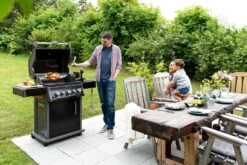 Napoleon Rogue 425 Gasgrill - All Black - Mit Seitenbrenner - Hero Modell 2023 Mit Heckbrenner Inkl. Drehspieß Und Abdeckhaube -Rosle Grills Geschaft Napoleon Gasgrill Rogue 425 Hero Lifestyle 01