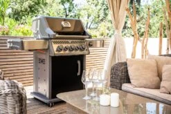 Napoleon Rogue SE 425 Gasgrill, Schwarz Mit Gussrosten - Hero Modell 2023 Inkl. Drehspieß - SMART Deal Inkl. Grillfürst Grill Control 39 Napoleon Rogue SE 425 Gasgrill, Schwarz Mit Gussrosten - Hero Modell 2023 Inkl. Drehspieß - SMART Deal Inkl. Grillfürst Grill Control -Rosle Grills Geschaft Napoleon Gasgrill Rogue SE 425 Lifestyle Terasse 1