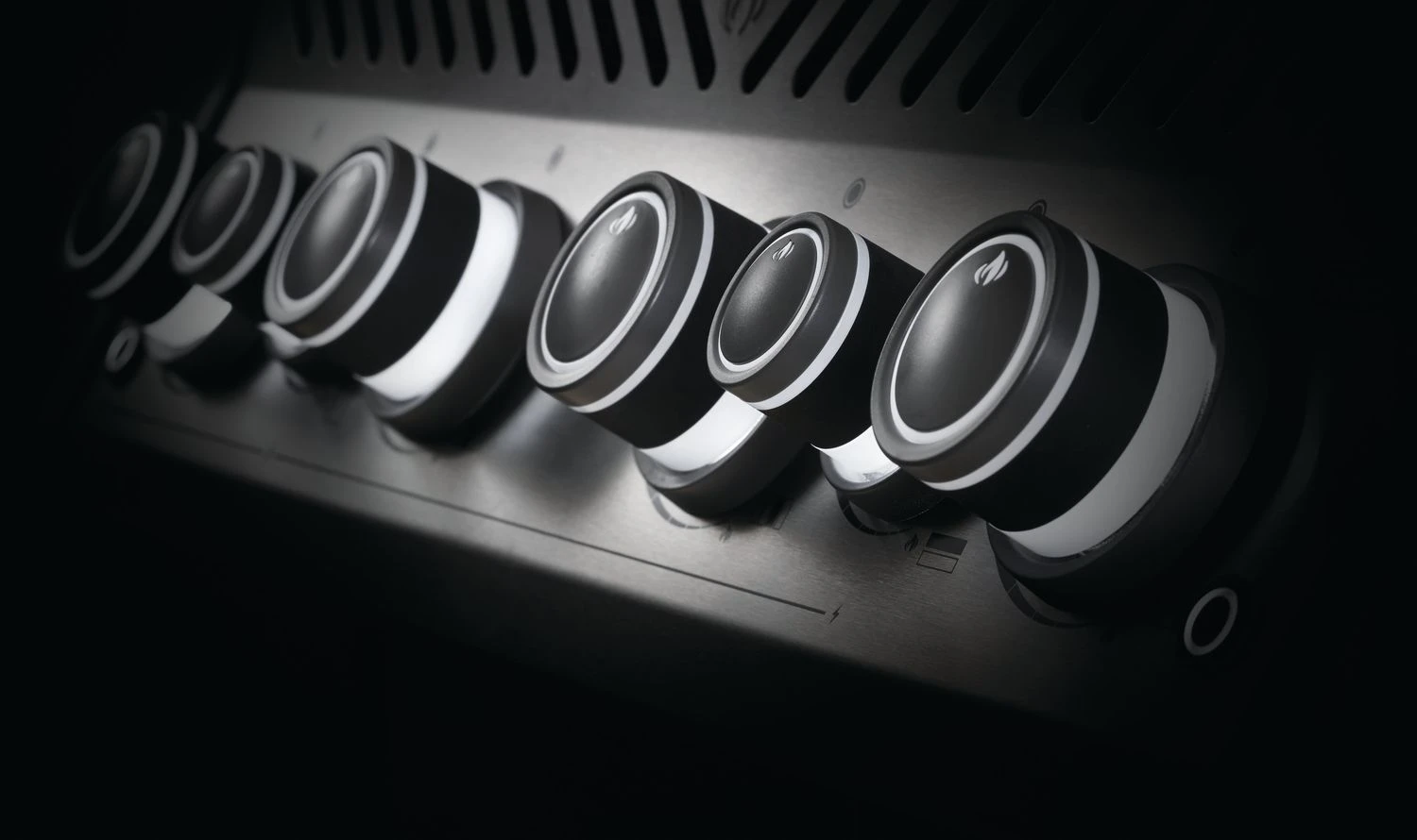 Napoleon Rogue SE 525 Edelstahl Gasgrill Mit Sizzle Zone Und Heckbrenner - SMART Deal Inkl. Grillfürst Grill Control - Modell 2023 5 Napoleon Rogue SE 525 Edelstahl Gasgrill Mit Sizzle Zone Und Heckbrenner - SMART Deal Inkl. Grillfürst Grill Control - Modell 2023 – Bild 5