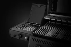 Napoleon Phantom Freestyle 425 Gasgrill, Mattschwarz - Mit Sizzle Zone Und Tür - Modell 2023 -Rosle Grills Geschaft Napoleon Phantom Freestyle F425DSIBPK PHM Detail Side Burner