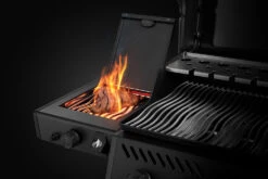 Napoleon Phantom Freestyle 425 Gasgrill, Mattschwarz - Mit Sizzle Zone Und Tür - Modell 2023 -Rosle Grills Geschaft Napoleon Phantom Freestyle F425DSIBPK PHM Detail Side Burner 8 1671185624