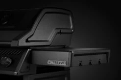 Napoleon Phantom Freestyle 425 Gasgrill, Mattschwarz - Mit Sizzle Zone Und Tür - Modell 2023 -Rosle Grills Geschaft Napoleon Phantom Freestyle F425DSIBPK PHM Detail Side Shelves
