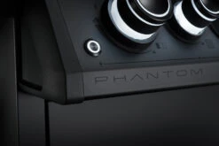 Napoleon Phantom Rogue SE 425 Gasgrill, Mattschwarz Mit Sizzle Zone Und Heckbrenner - Modell 2023 27 Napoleon Phantom Rogue SE 425 Gasgrill, Mattschwarz Mit Sizzle Zone Und Heckbrenner - Modell 2023 -Rosle Grills Geschaft Napoleon Phantom Rogue RSE425SIBK 1PHM Detail Badge